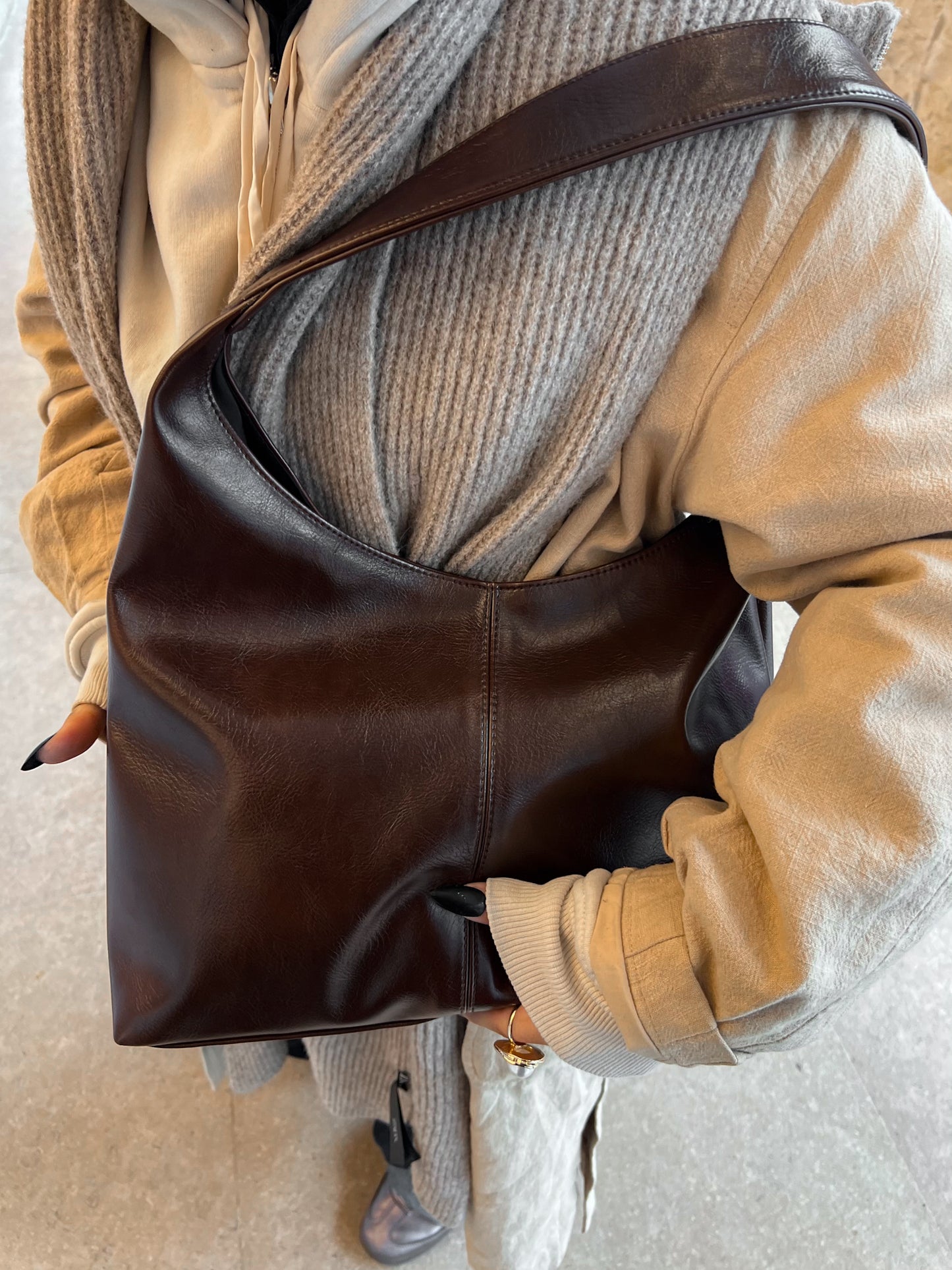 HOBO BAG GLOSSY BROWN