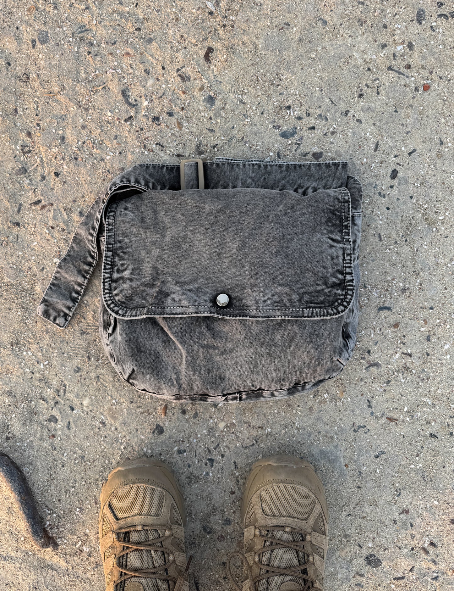 CHARCOAL WASHED SIDE BAG
