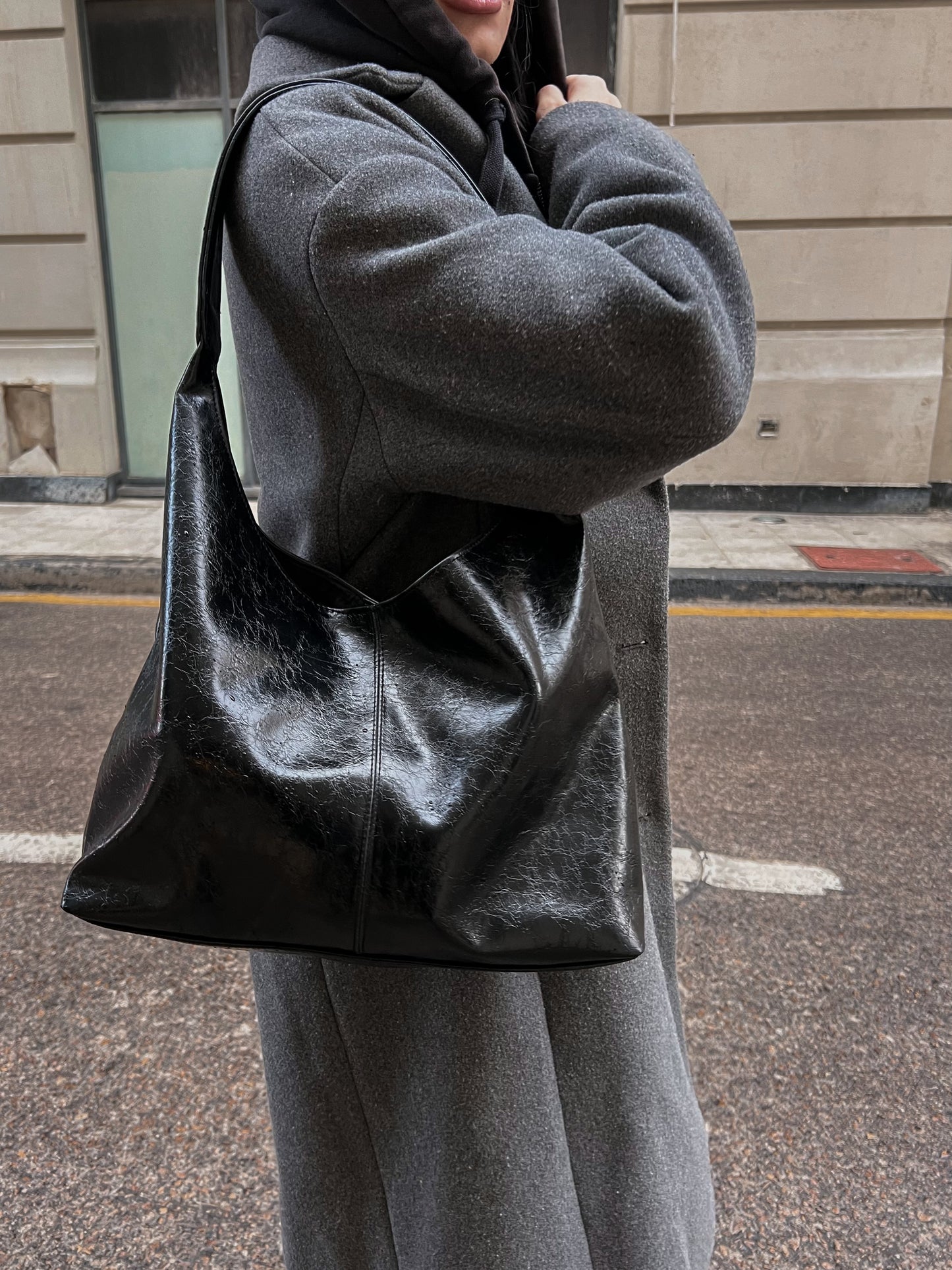 HOBO BAG CRACKED BLACK