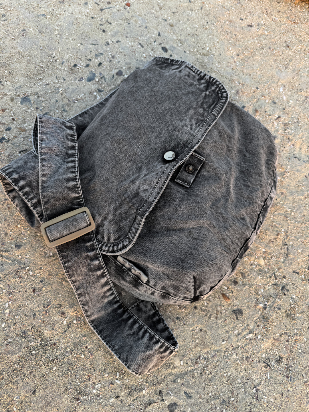 CHARCOAL WASHED SIDE BAG