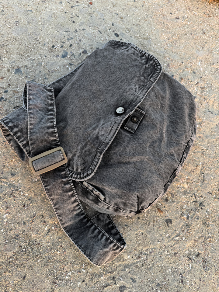 CHARCOAL WASHED SIDE BAG